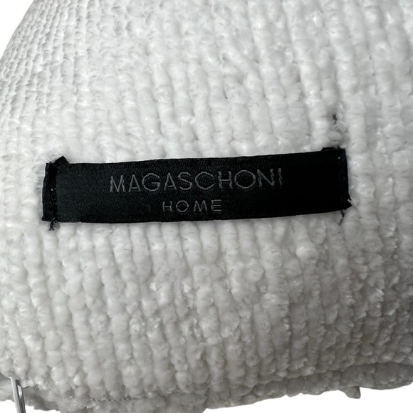 Magaschoni Pillow Cover in White / Cream 20”x20” Chenille Sherpa Zip Close Throw - Picture 4 of 11